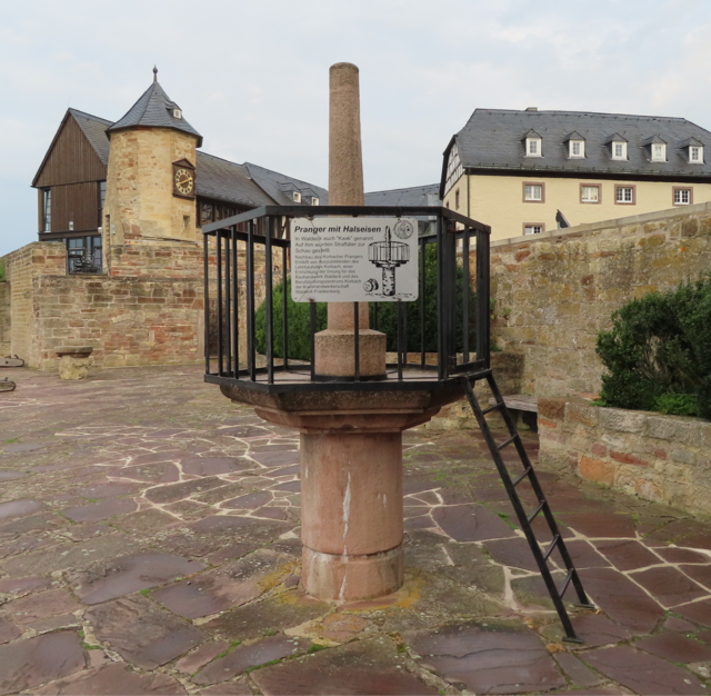 Der "Pranger" (Vordergrund) und der "Uhrturm" (Hintergrund). | Foto: M. A.