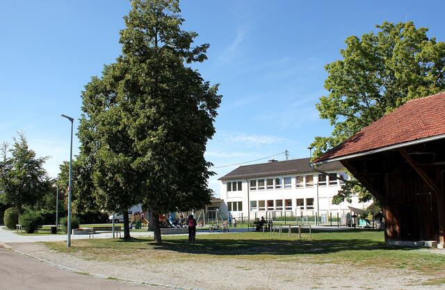 Die Planungen für die Dorfplatzneugestaltung in der Erlinger Ortsmitte des Meitinger an der St. Martins-Straße (rechts der alte Dorfstadel, im Hintergrund das Haus für Kinder) gehen im Herbst in die nächste Runde. | Foto: Peter Heider