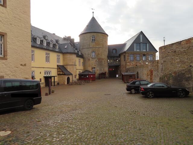 Blick über den "Schlosshof" zum "Bergfried". | Foto: M. A.