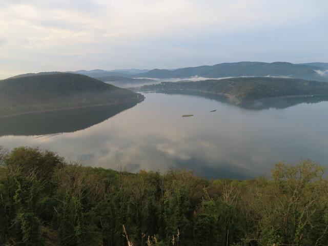 Blick in die andere Richtung des "Edersees". Mittendrin sind wieder die Kuppen der "Hopfenberge" zu sehen. | Foto: M. A.