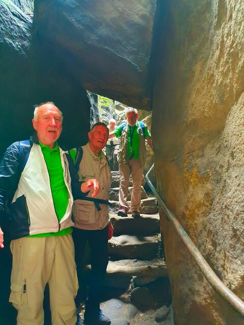 Vorsicht zwischen Stein und Treppe