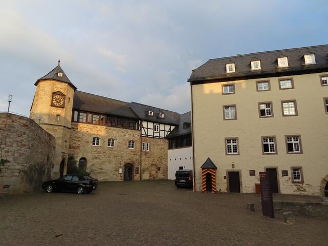 Der "Schlosshof" mit dem "Uhrturm" (li. im Bild). | Foto: M. A.