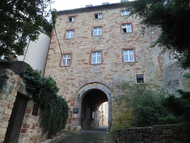 Nur noch durch dieses Tor und wir sind im "Schlosshof". | Foto: M. A.