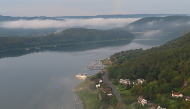 Weil es so schön ist, nochmal der Blick über den "Edersee"  ... und das Stück vom Regenbogen ist immer noch zu sehen. | Foto: M. A.