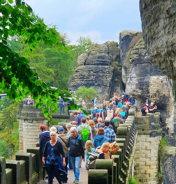 Besuchermassen erkunden die Bastei