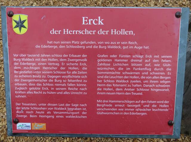 ... denn ich habe es jetzt "Weiß auf Rot"! :-)

Warum die Erklärungstafel aber nicht so aufgestellt ist, dass man sie lesen kann, wenn man VOR der Figur steht (auf dem vorherigen Bild ist es zu sehen), ist mir schleierhaft. | Foto: M. A.