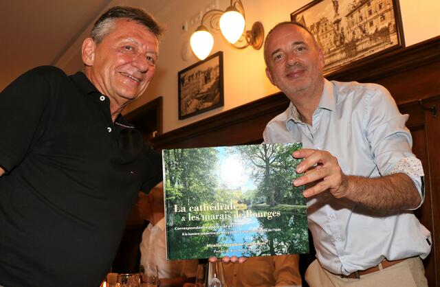Geschenk aus Bourges für DFG Präsident Reiner Link von Yann Galut | Foto: Marianne Stenglein
