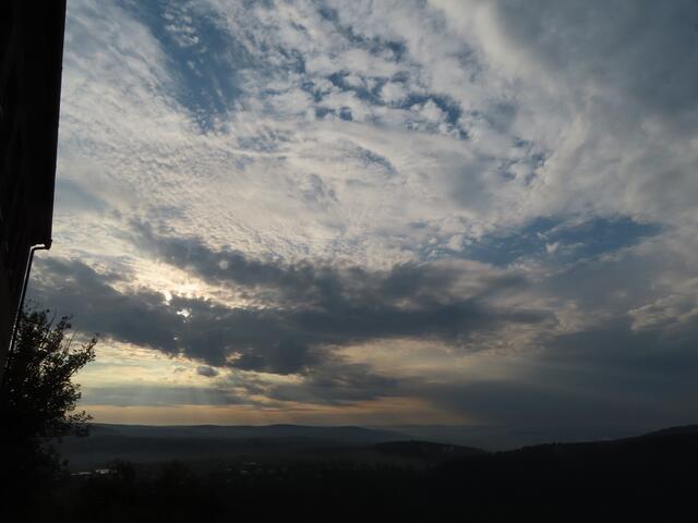 Jetzt aber wirklich der letzte Blick zum Morgenhimmel und dann geht es endlich weiter in Richtung Staumauer. | Foto: M. A.