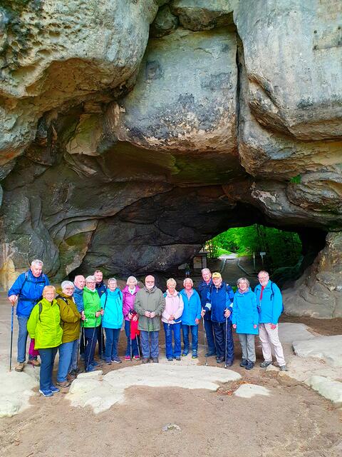 Wandergruppe im Kuhstall