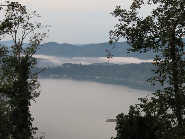 Wir haben das Auto unterhalb des Schlosses geparkt und befinden uns auf dem Weg zum Schloss und werfen schon mal einen Blick auf den "Edersee". | Foto: M. A.