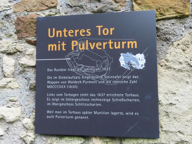 Diese Tafel ist auf der rechten Seite der Mauer (vorheriges Bild) angebracht | Foto: M. A.