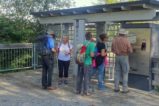 das untere Eingangs Portal der Hängeseilbrücke