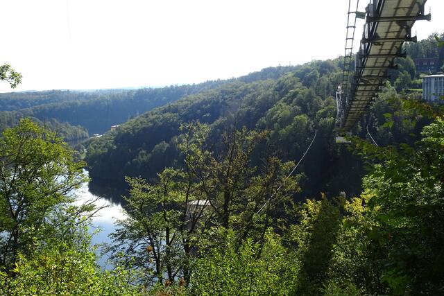 links die Wendefurther Stausee, rechts Hängeseilbrücke