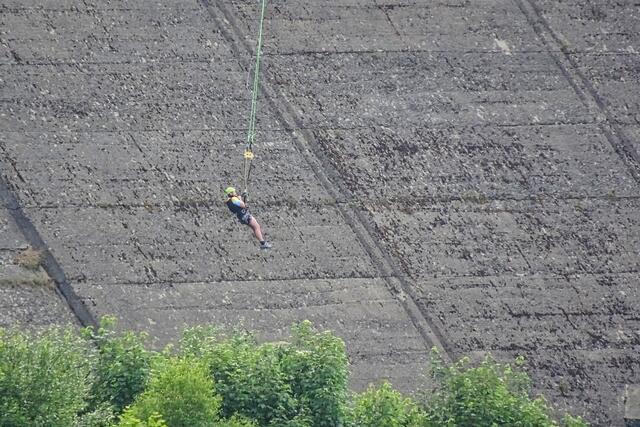 Pendelsprung von der Hängeseilbrücke TITAN RT