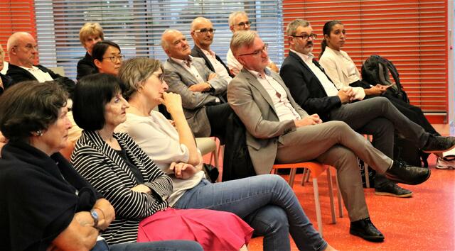 vordere Reihe rechts:  Jürgen K. Enninger / Stadt Augsburg Referat für Kultur, Welterbe und Sport,, rechts Guillaume Crépin / Bourges, Wassili Roi/ Bourges, dahinter von rechts Alt OB Peter Menacher, MdL Andreas Jäckel, Stadt Augsburg Dieter Saborowski | Foto: Marianne Stenglein