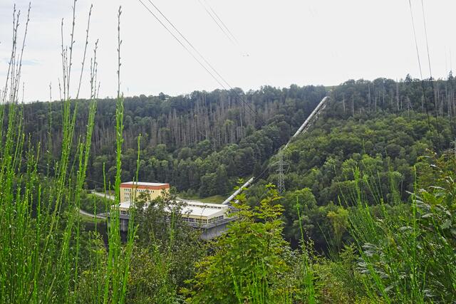 Blick vom Harzer Hexenstieg auf das Pumpspeicherwerk mit den beiden Rohrleitungen