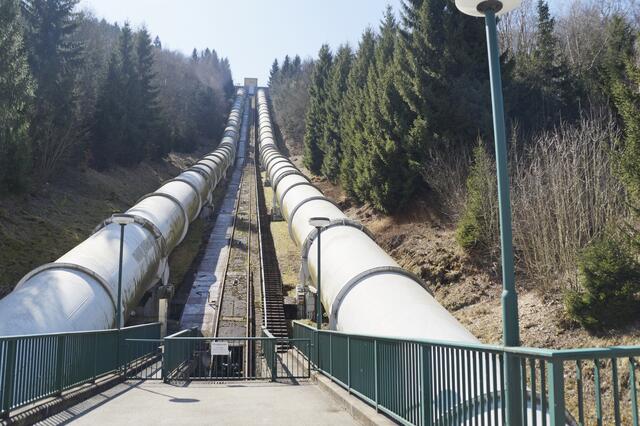 Durch die beiden Rohrleitungen wird  Wasser aus der Wendefurther Talsperre in Zeiten von Energieüberschuss (Nachts) in das 126 m höher liegende Oberbecken gepumpt. Bei Energiebedarf kann innerhalb von 2 Minuten, über die beiden Francis Turbinen, je 39,9 Megawatt  Strom zur Verfügung gestellt werden. Das Spitzenlastkraftwerk kann dann jeweils für 6,5 Stunden diese Energie bereitstellen 