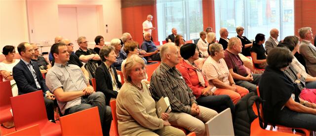 vorne links AI Vorstandsmitglied und federführend für die Kochabende Barbara Kächele | Foto: Marianne Stenglein