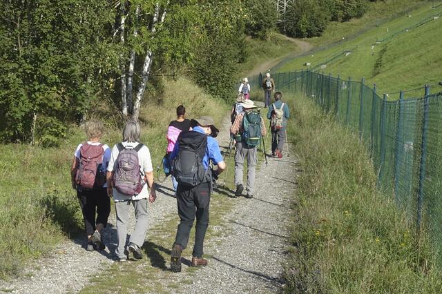 Wandergruppe am Fuße des Oberbeckens des Pumpspeicherwerkes