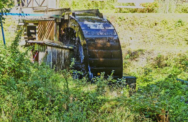 Wasserrad mit Generator, im Jahre 2006  wurde das alte Grabensystem an der Bode in Neuwerk reaktiviert  und das 4,10 m hohe nachgebaute Wasserrad in Betrieb genommen. Seitdem speist der dazugehörige Generator fast permanent 11,5 kW Strom ins Netz. 