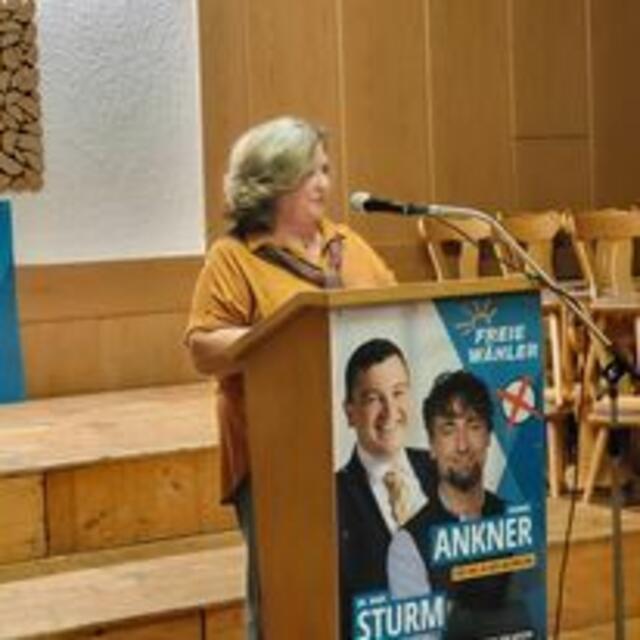 FWD-VORSITZENDE IRIS NEUSIEDL BEGRÜSSTE DIE ZAHLREICHEN BÜRGER | Foto: SUSANNE EHRING