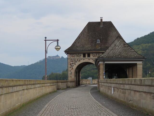 Die Staumauer mit "Schloss Waldeck" im Hintergrund.  | Foto: M. A.