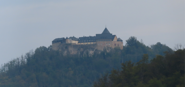 "Schloss Waldeck" hoch über dem "Edersee" vom Rand der Staumauer aus fotografiert. | Foto: M. A.