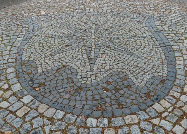 Der "Waldecker Stern" auf dem Vorplatz zur Staumauer. | Foto: M. A.