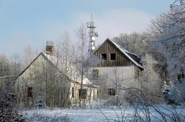 die Viktorshöhe war bis 1990 eine beliebte Ausflugsgaststätte auf den Ramberggipfel , im Hintergrund der Sendemast Ramberg