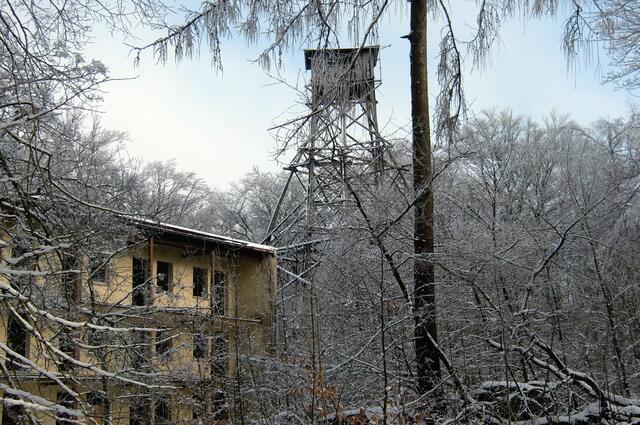 Betriebsferienhaus - Bettenhaus des VEB Drahtseilwerk Rothenburg/Saale am 31.1.2012 noch mit Aussichtsturm, 