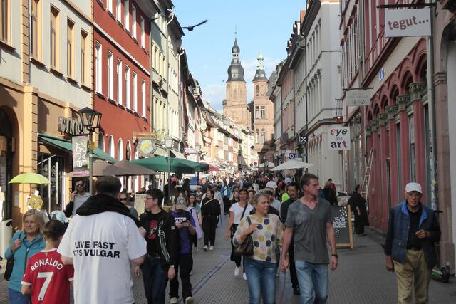 Blick durch die gut besuchte Fußgängerzone in der Hauptstraße von Heidelberg.