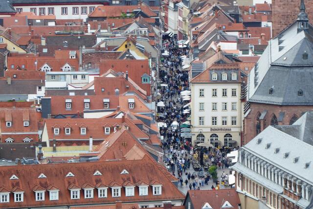 Blick vom Heidelberger Schloss auf den Touristenstrom in der Hauptstraße.