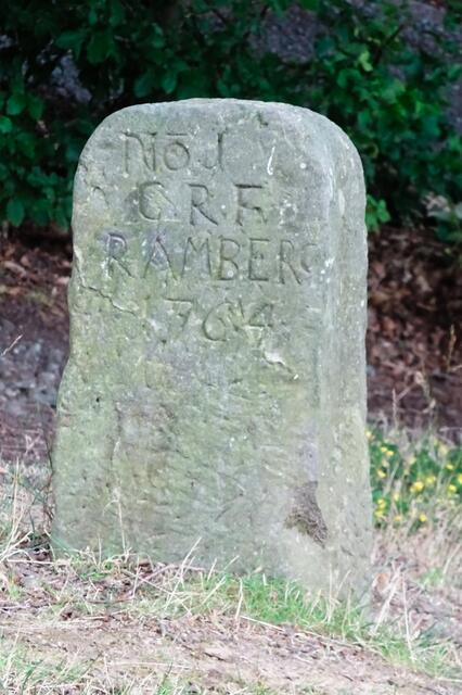 Bei diesem Stein am Bergrat Müller Teich handelt es sich offensichtlich um einen Grenzstein von 1764. Das GRF steht für Großer Ramberg Forst.  Auf der anderen Seite ist Kirchstieg eingemeißelt. Der Kirchstieg war ein Forstort. Er ist noch heute eine Wegebezeichnung. Sie führte zur Kirche des seit 1400 wüsten Dorfes Bischofrode.