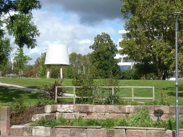 An der Uferstraße steht eine „große Leuchte“.