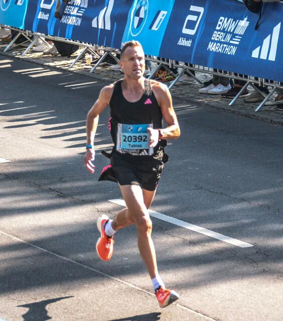 Tobias Gröbl auf dem Weg zu einer Spitzenzeit beim Berlin Marathon  | Foto: Marathon Berlin