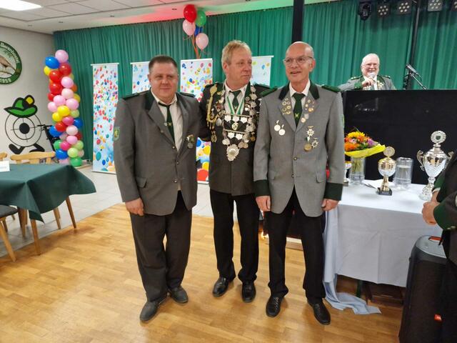Proklamation Schützenkönig Frank Bähre (Mitte), Markus Baeseke (links, 2. Platz) und Thomas Spitzer (rechts, 3. Platz)