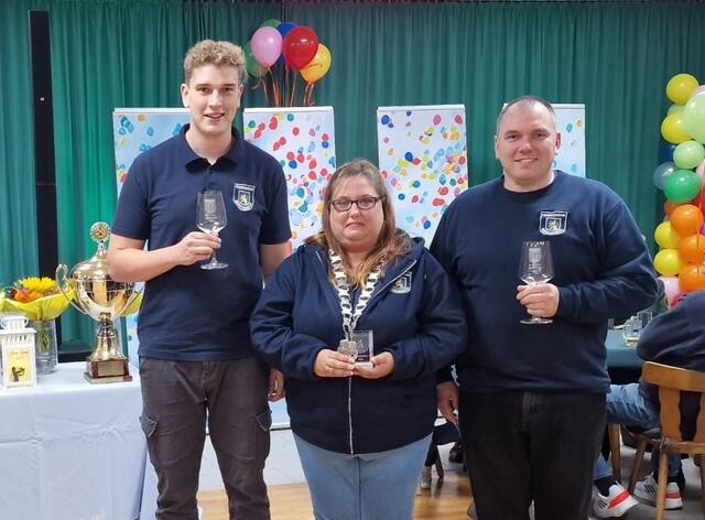 Proklamation Volkskönigin Denise Gröger (Mitte), Sven Nölcke (rechts, 2. Platz) und Arne Reckhaus (links, 3. Platz)