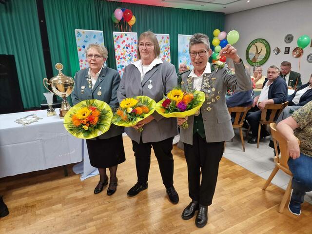 Proklamation Schützenkönigin Elke Piela (rechts), Kathrin Harmes (Mitte, 2. Platz) und Elke Baeseke (links, 3. Platz)