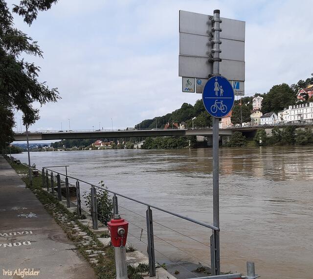 Der Fußweg direkt an der Donau war noch nicht frei gegeben.
Schanzlbrücke | Foto: Iris  Alefelder