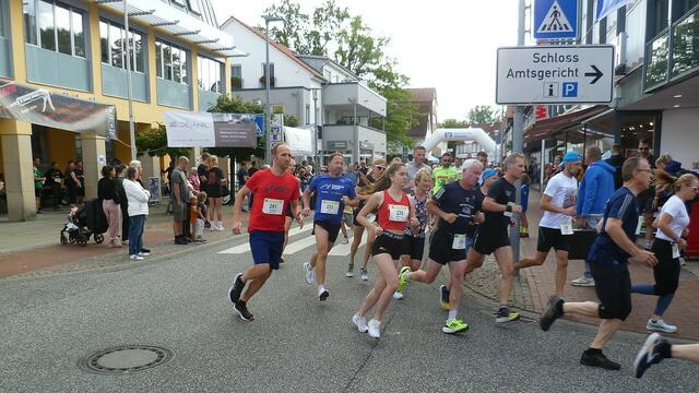 5 Kilometer: Die Athletinnen und Athleten auf den ersten Metern.