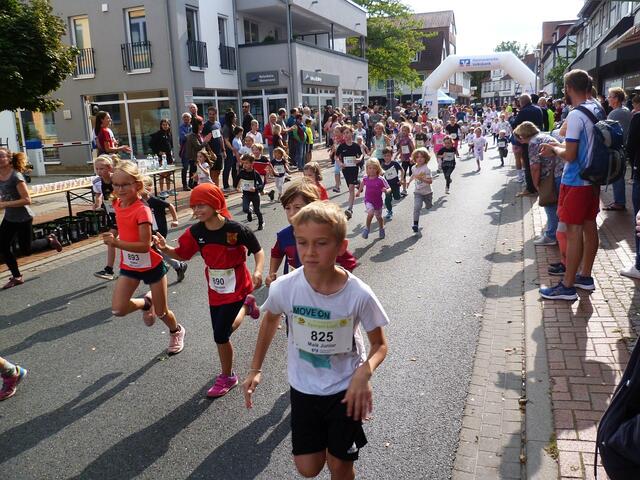 660 Meter: Die jungen Laufsportler/innen auf den ersten Metern.
