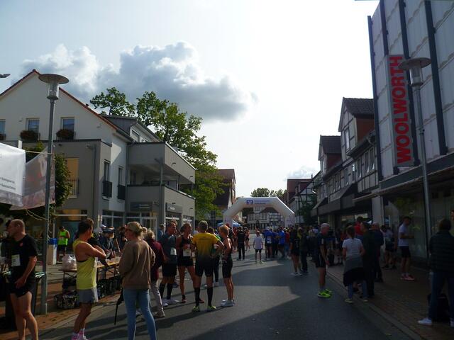 Teilnehmer/innen der „Königsdistanz“ von Burgdorf (10 km) sammeln sich.
