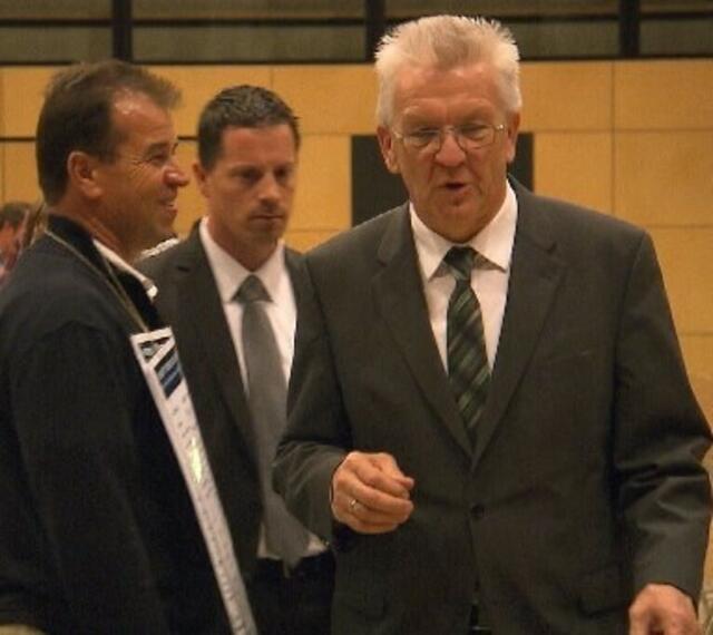 Herbert Löffler erklärt Ministerpräsident Winfried Kretschmann im Rahmen einer Bürgersprechstunde in Heitersheim den Umweltskandal im FFH-Gebiet Castellberg  | Foto: © Bild: privat CC 