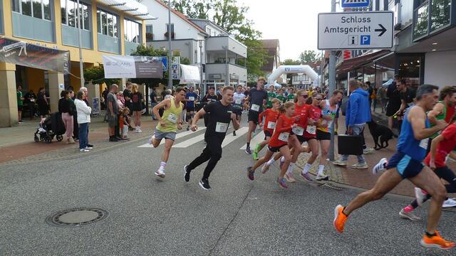 5 Kilometer: Die Athletinnen und Athleten auf den ersten Metern.