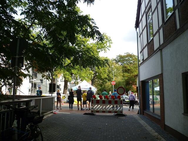 Burgdorf, Poststraße. Links kreuzt die Aue die Strecke.
