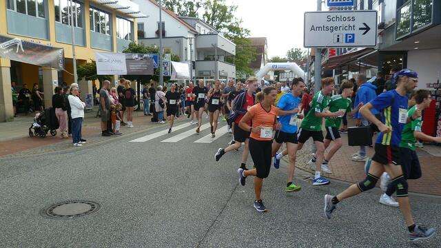 5 Kilometer: Die Athletinnen und Athleten auf den ersten Metern.