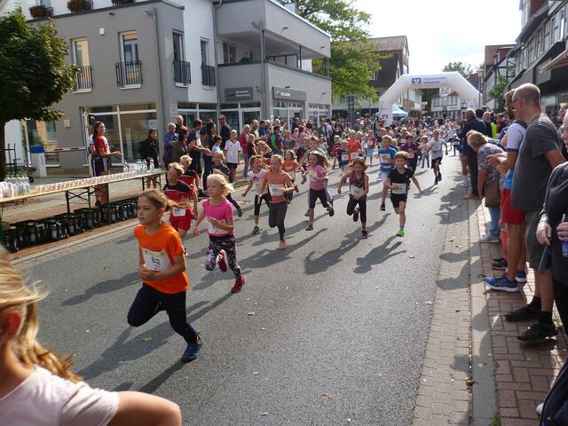 660 Meter: Die jungen Laufsportler/innen auf den ersten Metern.
