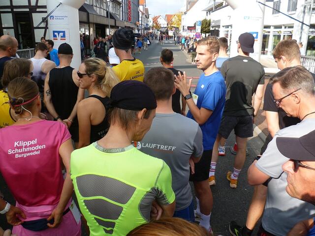 Warten ist angesagt. Der Streckenverlauf und die Rundenzahl soll geändert werden. Rabiate Insekten greifen Läufer/innen im Stadtpark an. 
