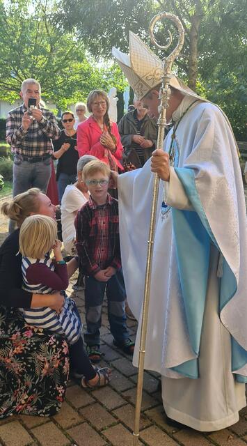 S. E. Erzbischof Dr. Georg Gänswein mit Kindern