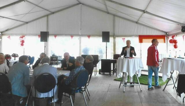 Nach den Spielern sind Politiker an der Reihe, hier: Thomas Klapproth, Ratsherr Hannover, Bürgermeister (CDU).